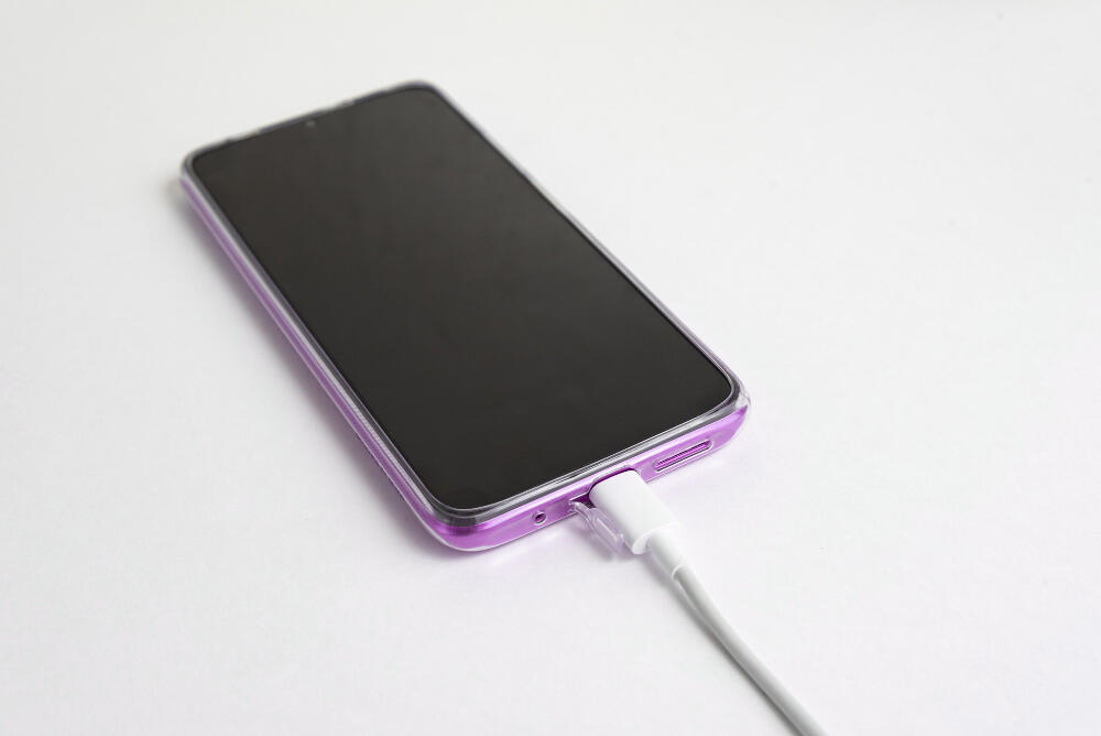 Celular conectado a um cabo USB-C