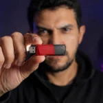 Melhor pendrive de 2026 com modelos USB modernos sobre mesa tecnológica
