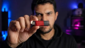 Melhor pendrive de 2026 com modelos USB modernos sobre mesa tecnológica
