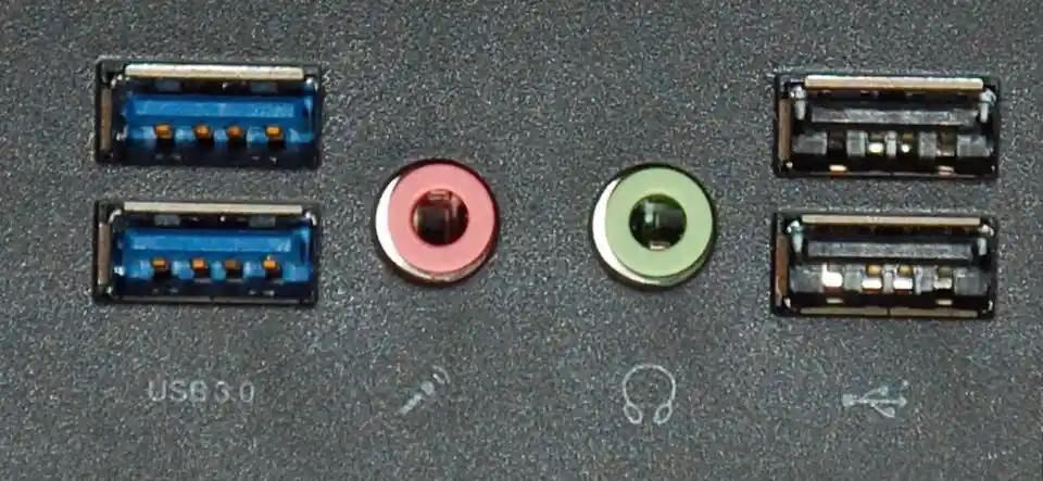 Painel de gabinete com duas portas USB 3.0 azuis à esquerda e duas portas USB 2.0 pretas à direita, separadas por entradas de áudio.