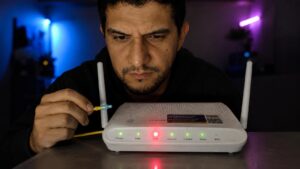 Danyel Mendes verificando a luz LOS vermelha no roteador de fibra óptica
