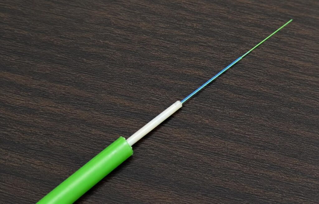 Cabo de fibra óptica com filamento exposto e sinais de dano