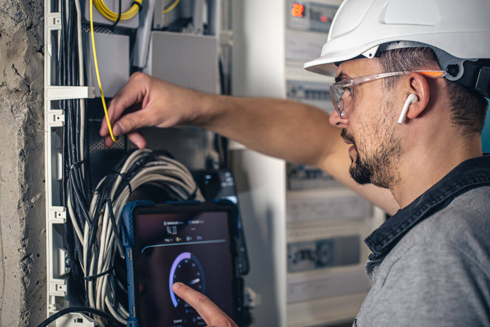 Técnico verificando uma possível falha geral na rede da operadora
