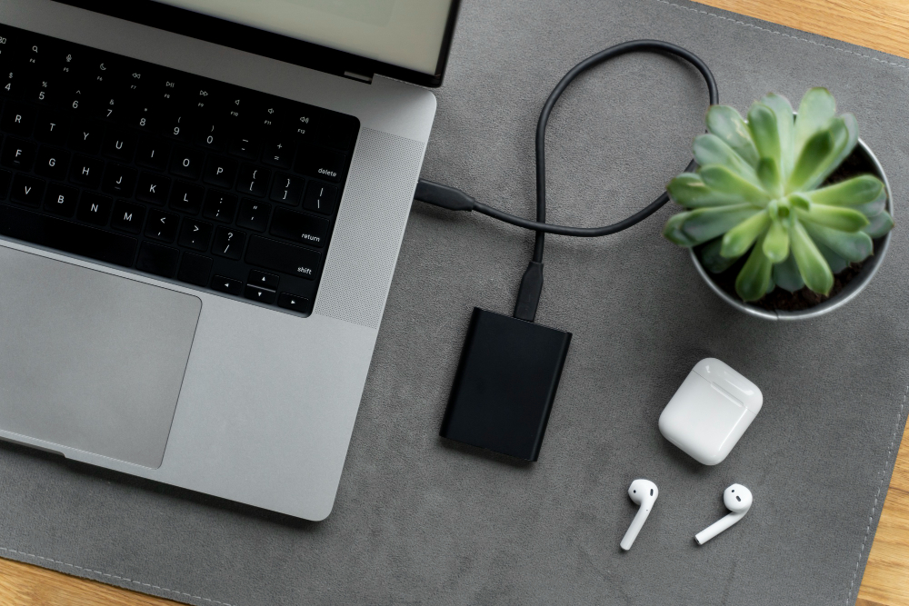 HD externo conectado a notebook para backup e armazenamento de arquivos