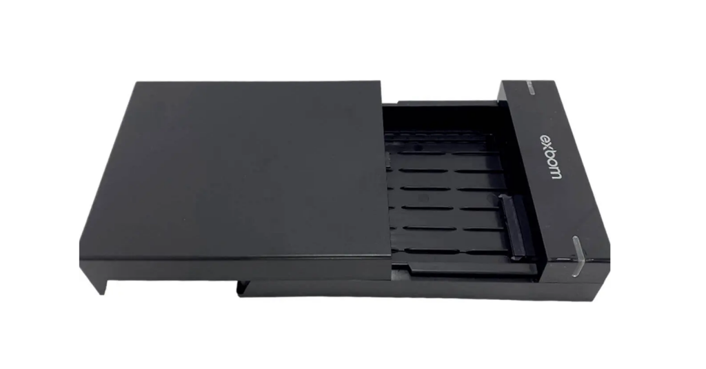 Case para HD 3.5 SATA USB 3.0 em alumínio com tampa deslizante aberta para instalação do disco.