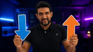 Download e upload representados por Danyel Mendes segurando uma seta azul para download e uma seta laranja para upload