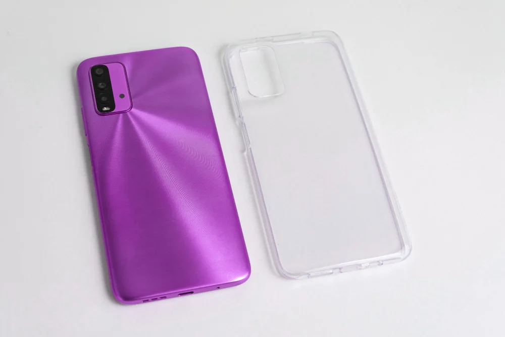 Celular ao lado de capinha transparente removida para ajudar na dissipação de calor